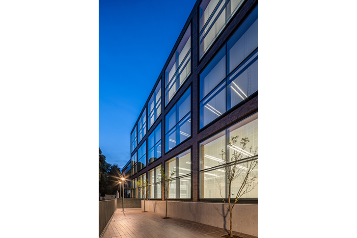 KOMAZAWA UNIVERSITY LIBRARY