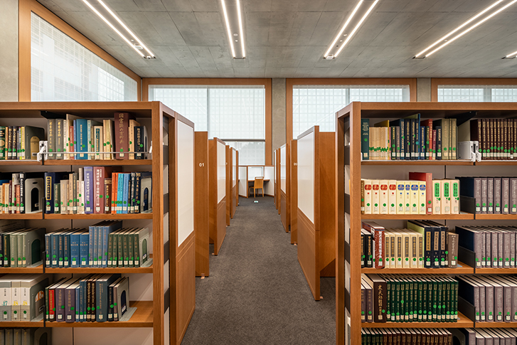 KOMAZAWA UNIVERSITY LIBRARY